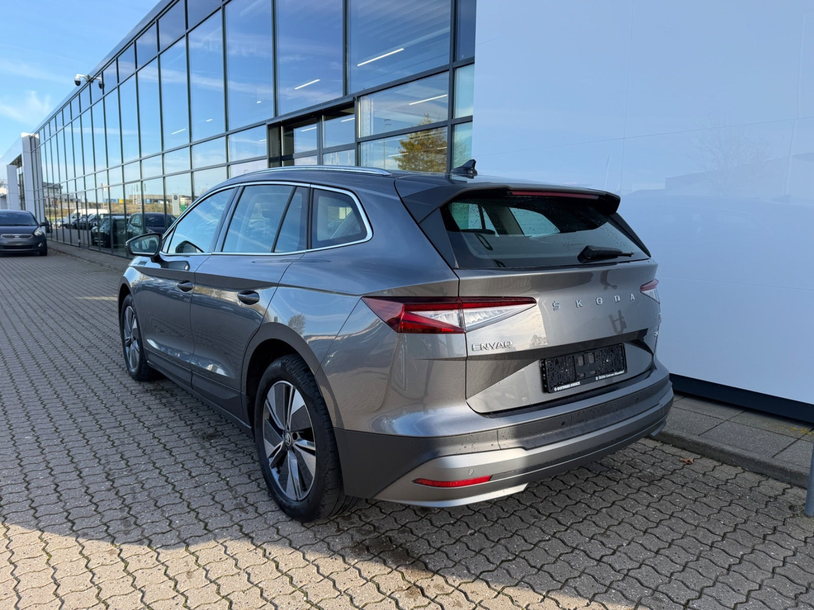 Grå Skoda Enyaq fra 2023