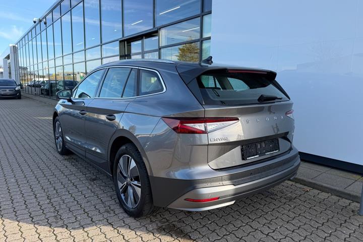 Grå Skoda Enyaq fra 2023