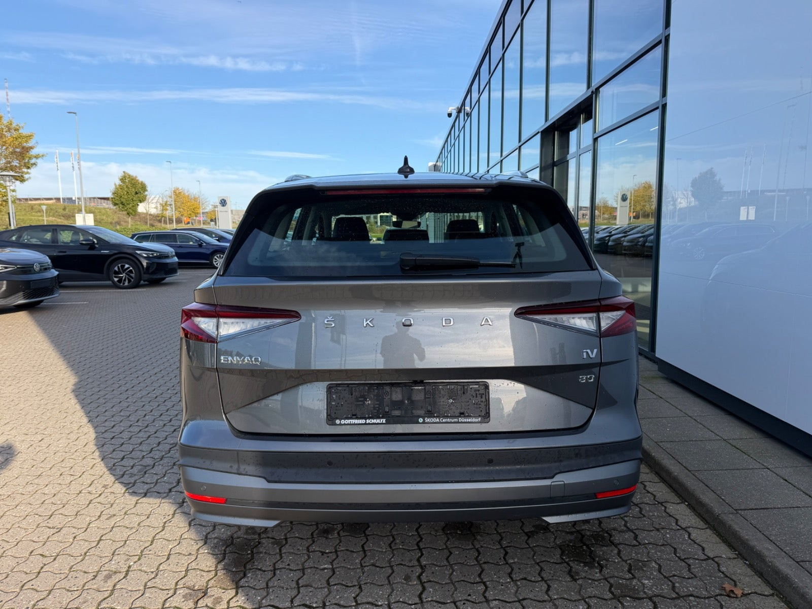 Grå Skoda Enyaq fra 2023