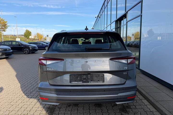 Grå Skoda Enyaq fra 2023