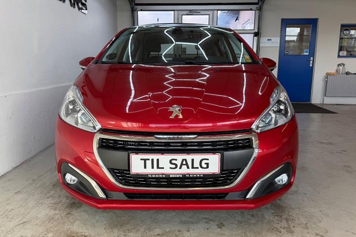 Rød Peugeot 208 fra 2019