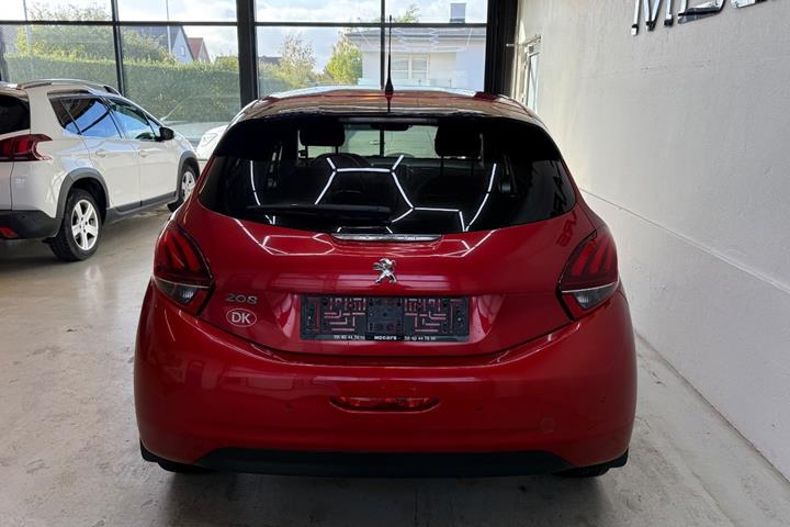 Rød Peugeot 208 fra 2019