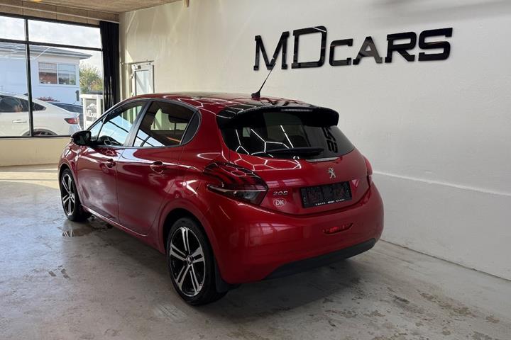 Rød Peugeot 208 fra 2019