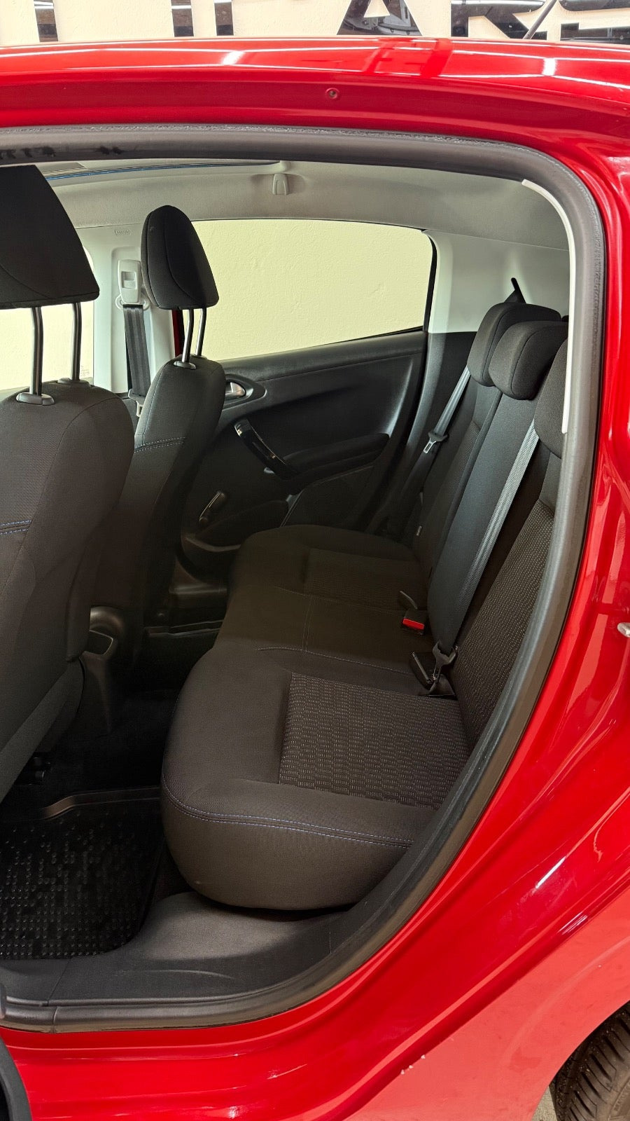 Rød Peugeot 208 fra 2019