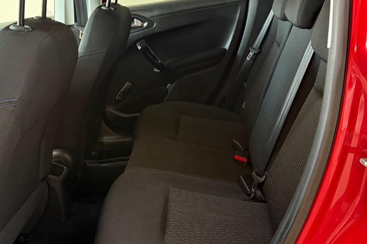 Rød Peugeot 208 fra 2019