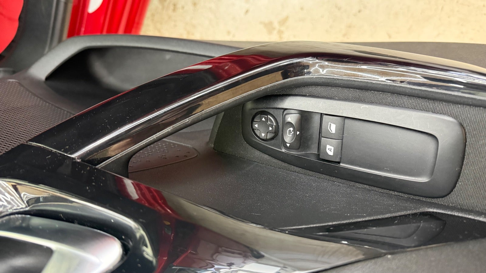 Rød Peugeot 208 fra 2019