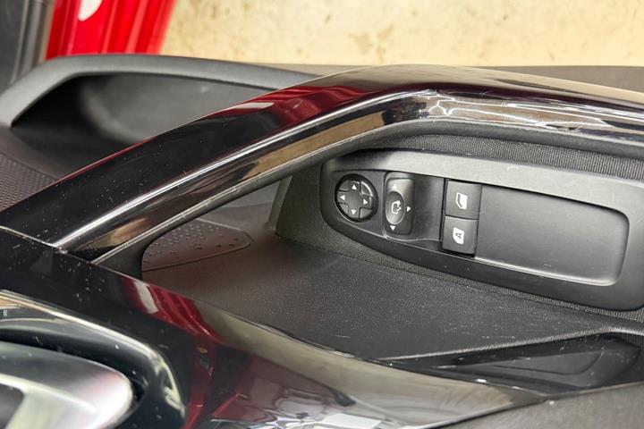 Rød Peugeot 208 fra 2019