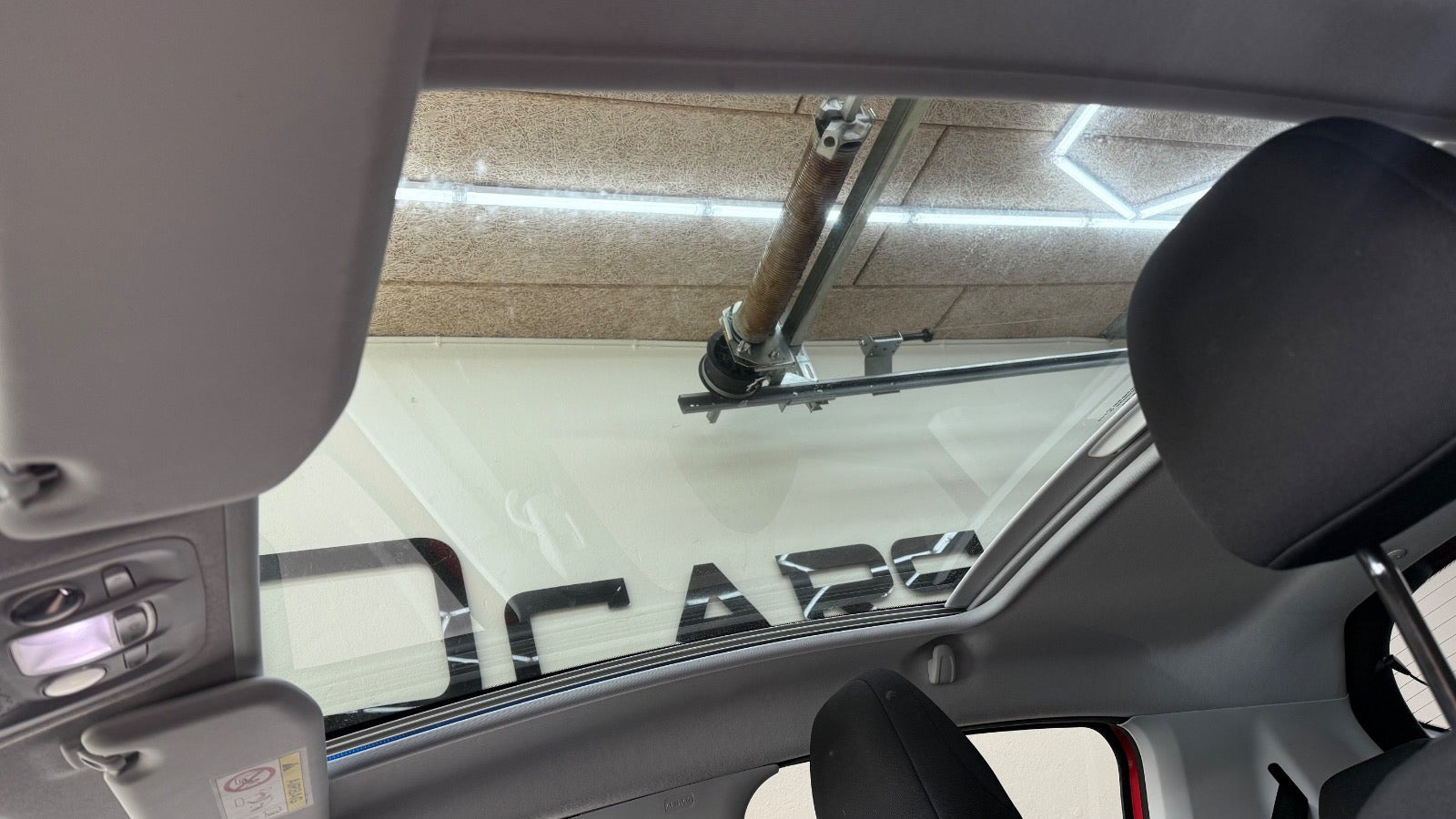 Rød Peugeot 208 fra 2019