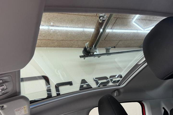 Rød Peugeot 208 fra 2019