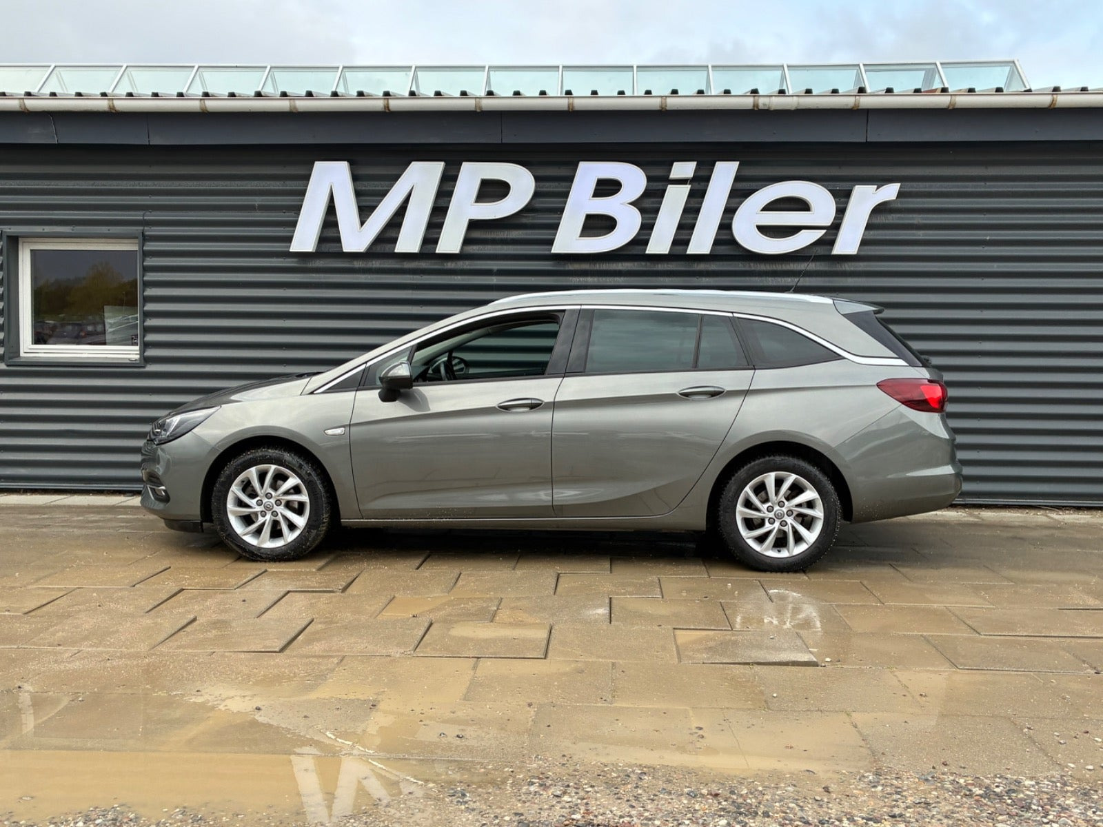 Grå Opel Astra fra 2020