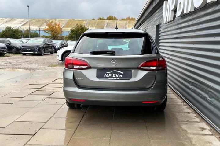 Grå Opel Astra fra 2020