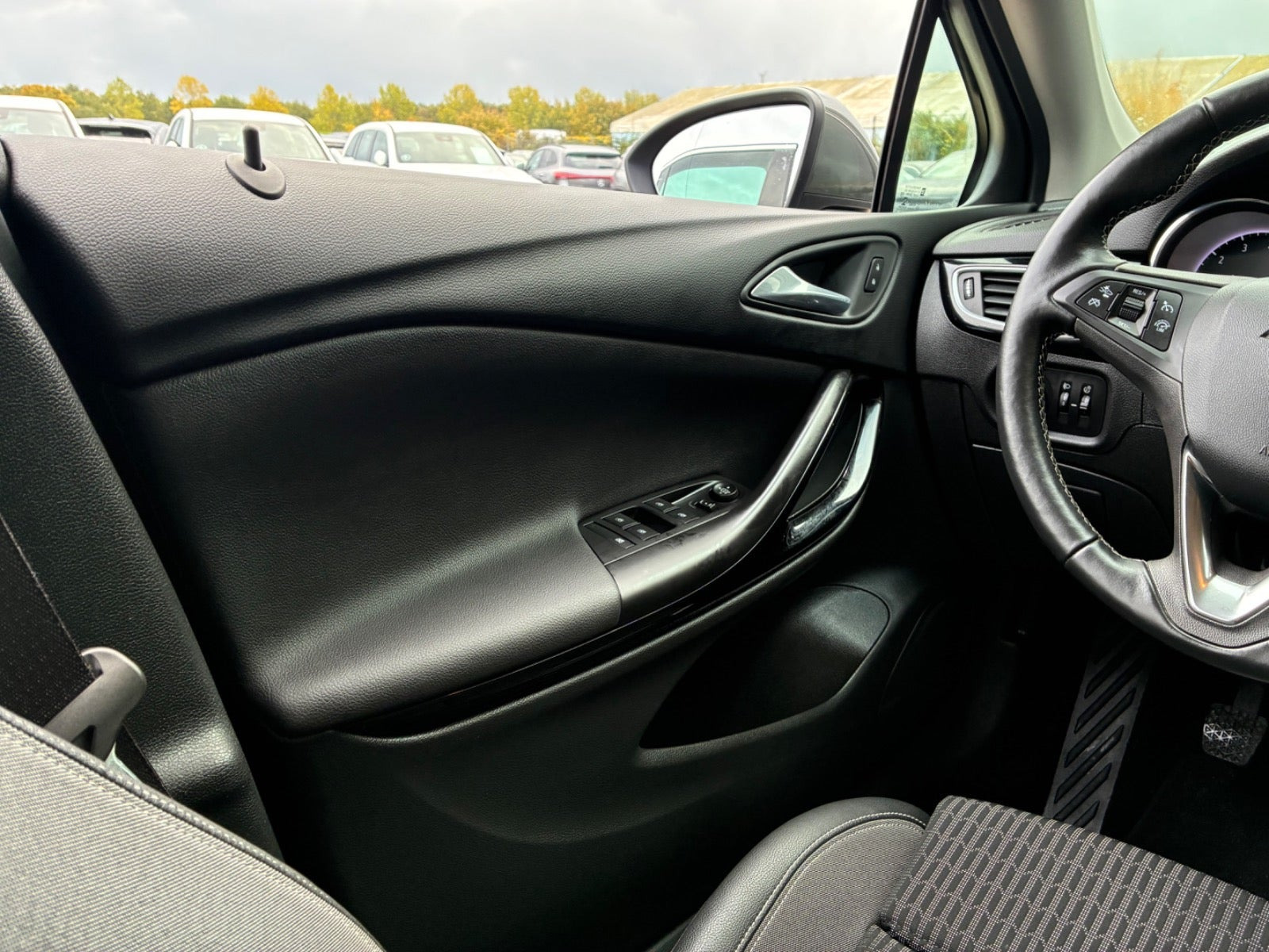 Grå Opel Astra fra 2020