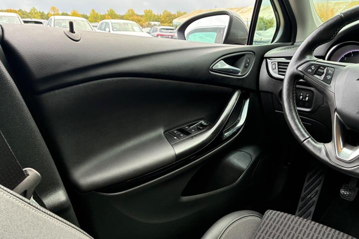 Grå Opel Astra fra 2020