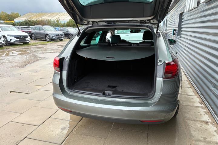 Grå Opel Astra fra 2020