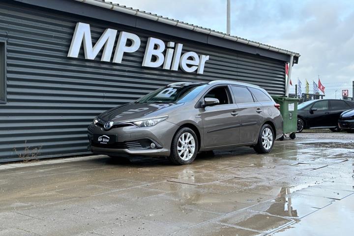 Grå Toyota Auris fra 2017