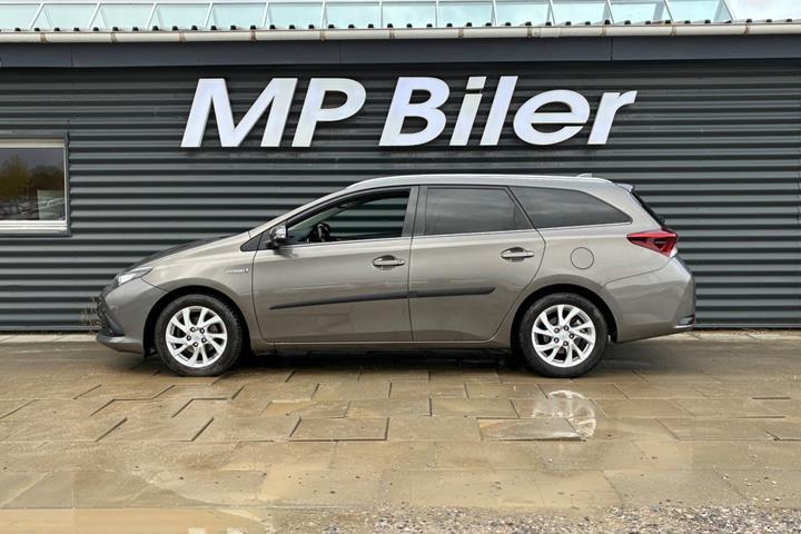 Grå Toyota Auris fra 2017