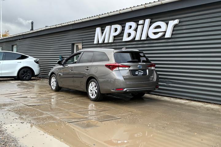 Grå Toyota Auris fra 2017
