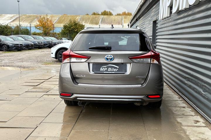 Grå Toyota Auris fra 2017