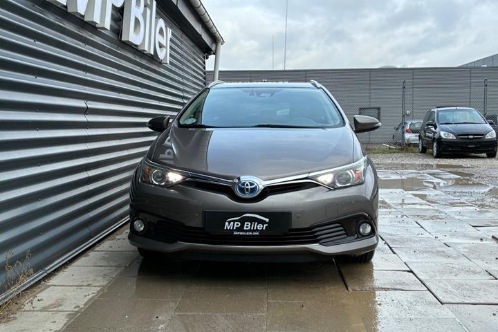 Grå Toyota Auris fra 2017
