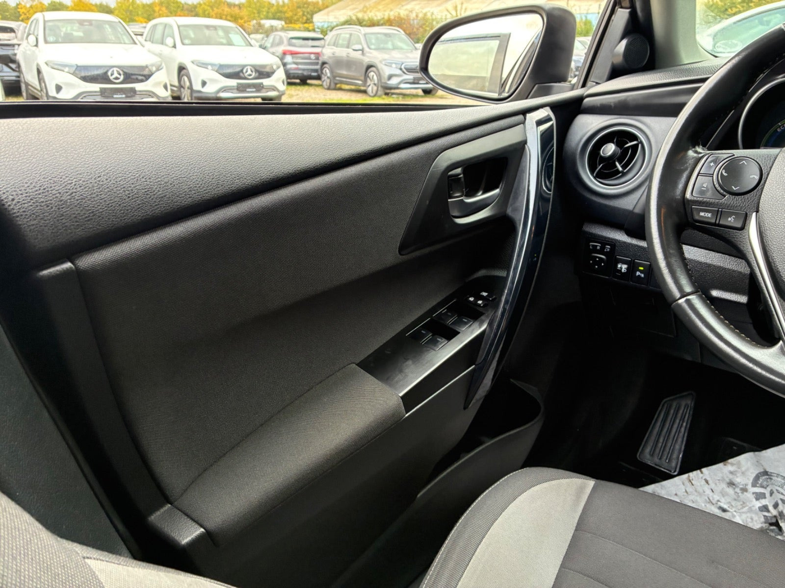 Grå Toyota Auris fra 2017