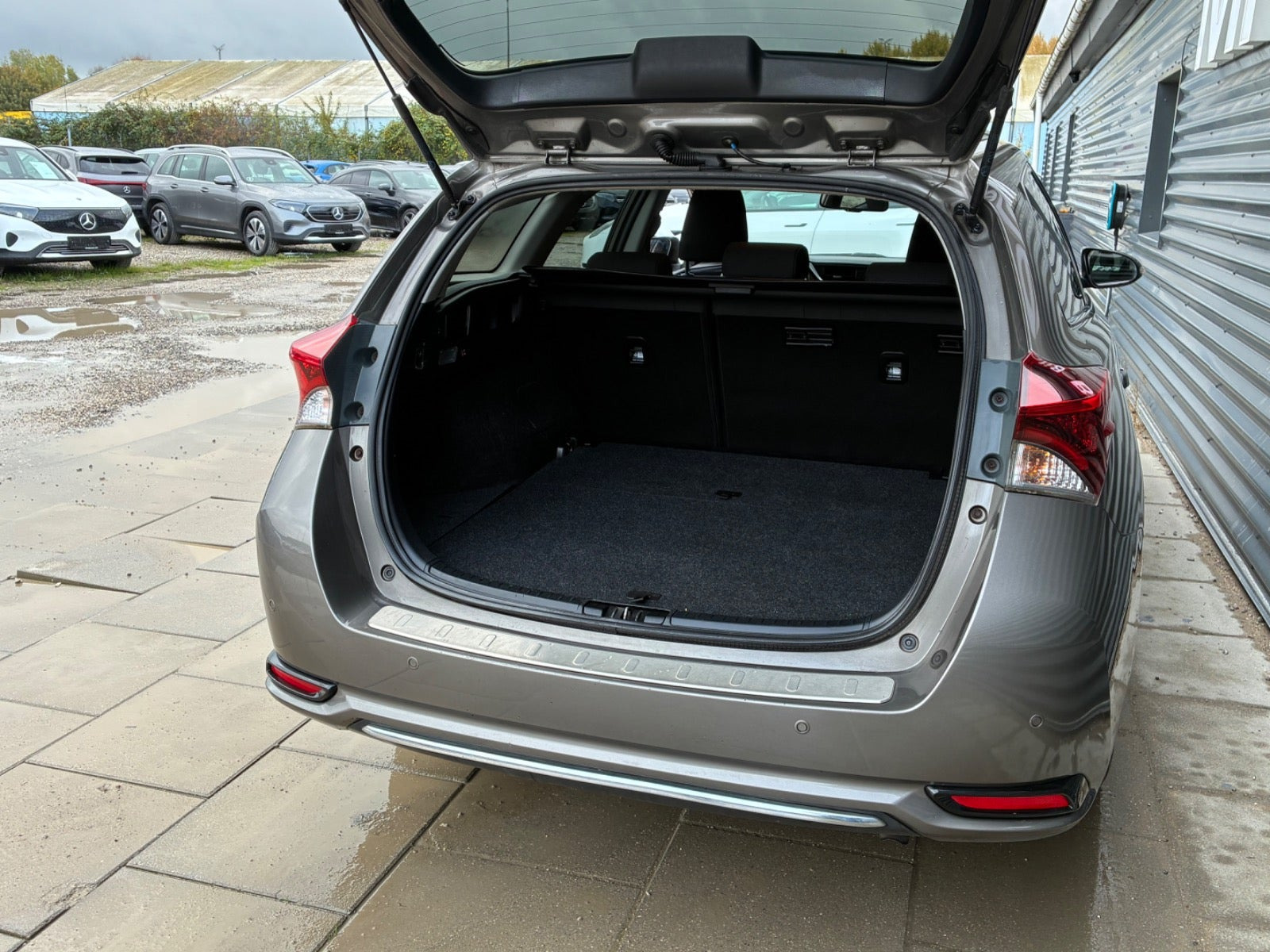 Grå Toyota Auris fra 2017