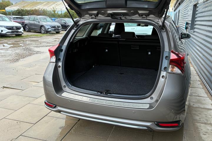 Grå Toyota Auris fra 2017