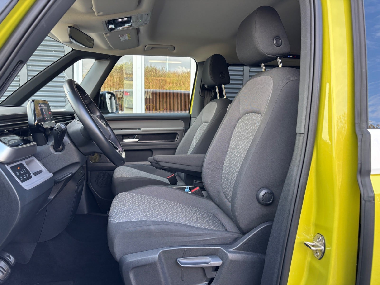 Gul VW ID.Buzz fra 2025
