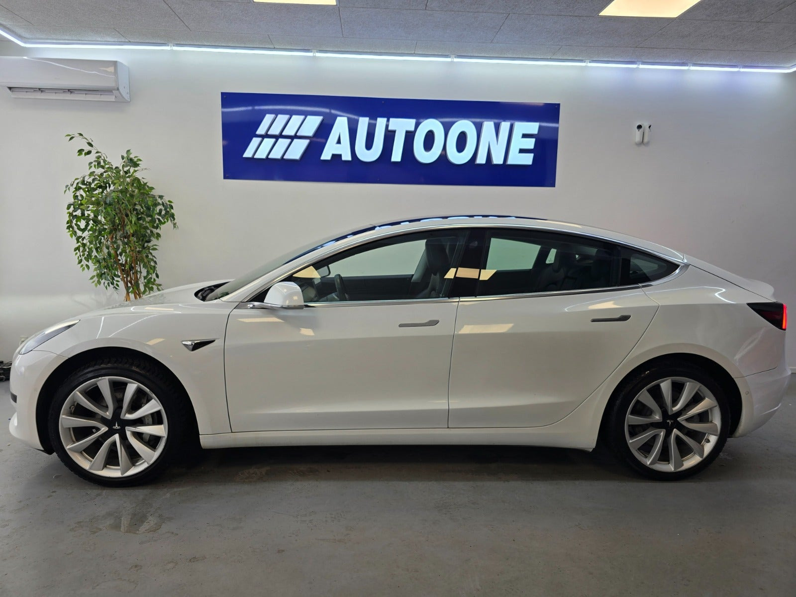 Hvid Tesla Model 3 fra 2019