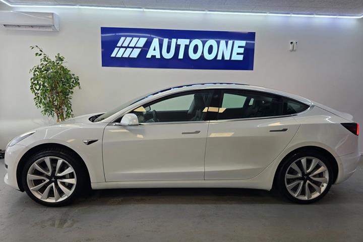 Hvid Tesla Model 3 fra 2019