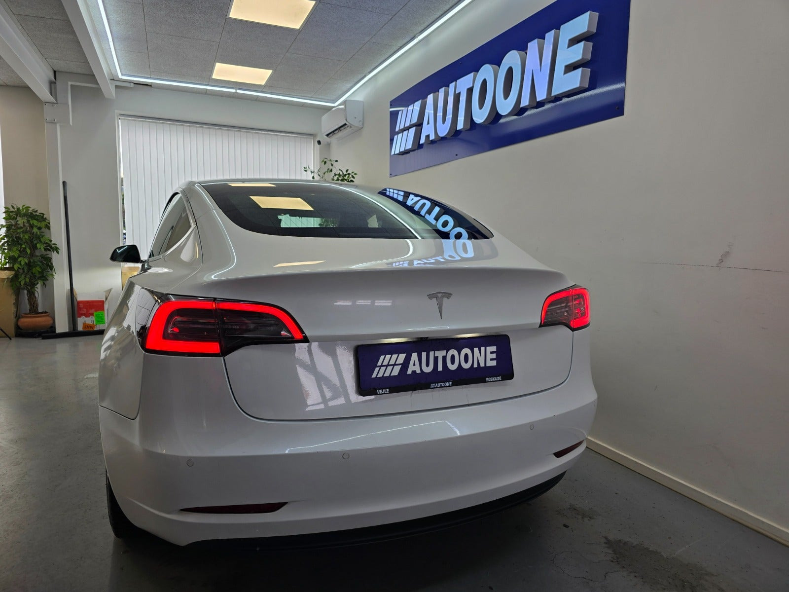 Hvid Tesla Model 3 fra 2019