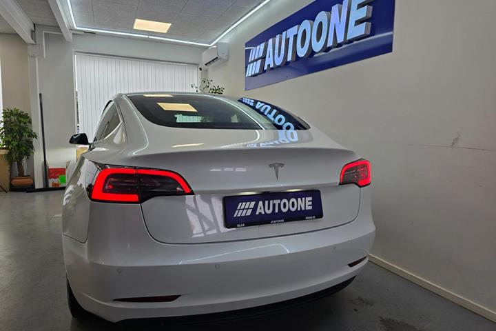 Hvid Tesla Model 3 fra 2019