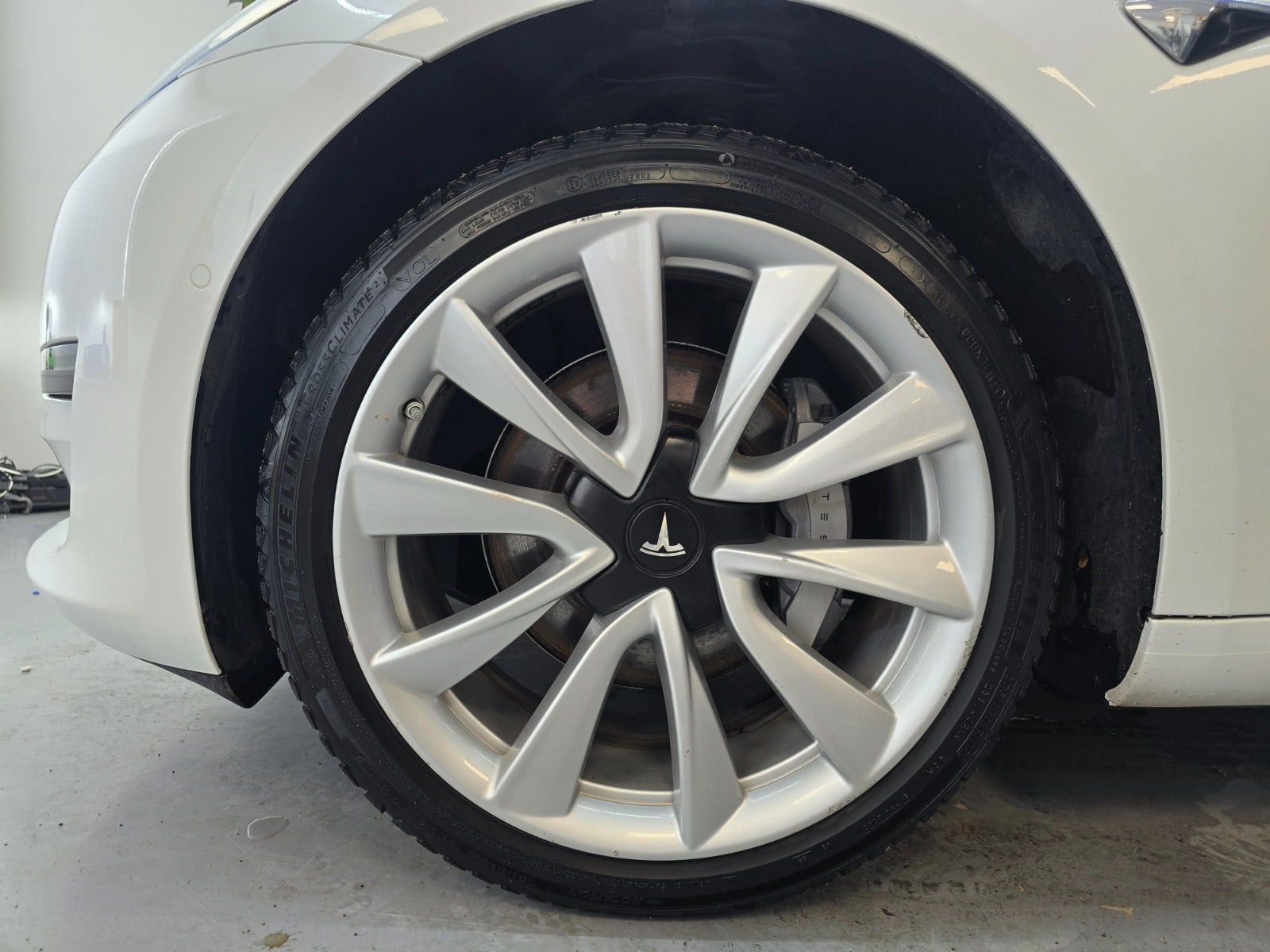 Hvid Tesla Model 3 fra 2019