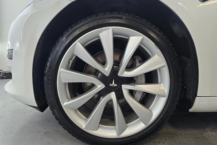 Hvid Tesla Model 3 fra 2019