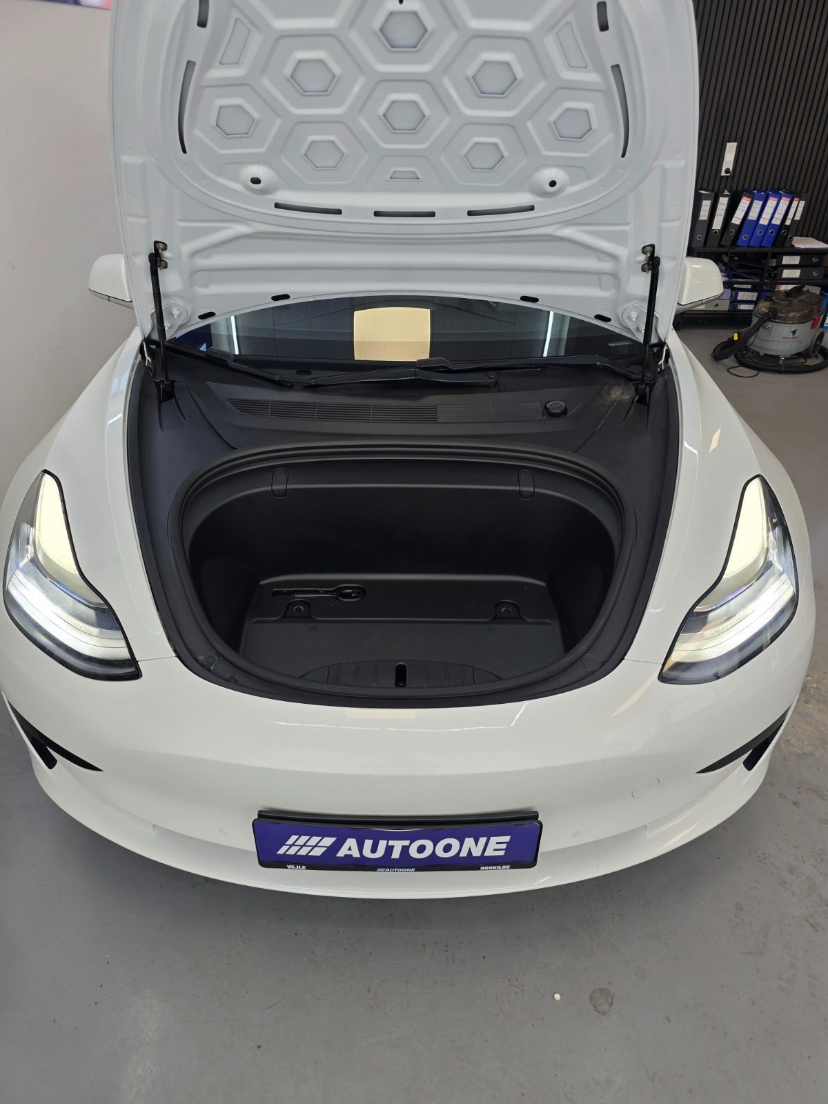 Hvid Tesla Model 3 fra 2019