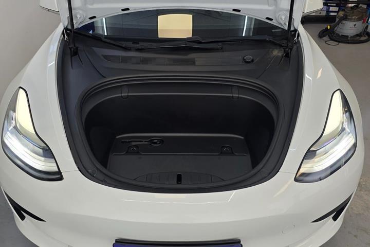 Hvid Tesla Model 3 fra 2019