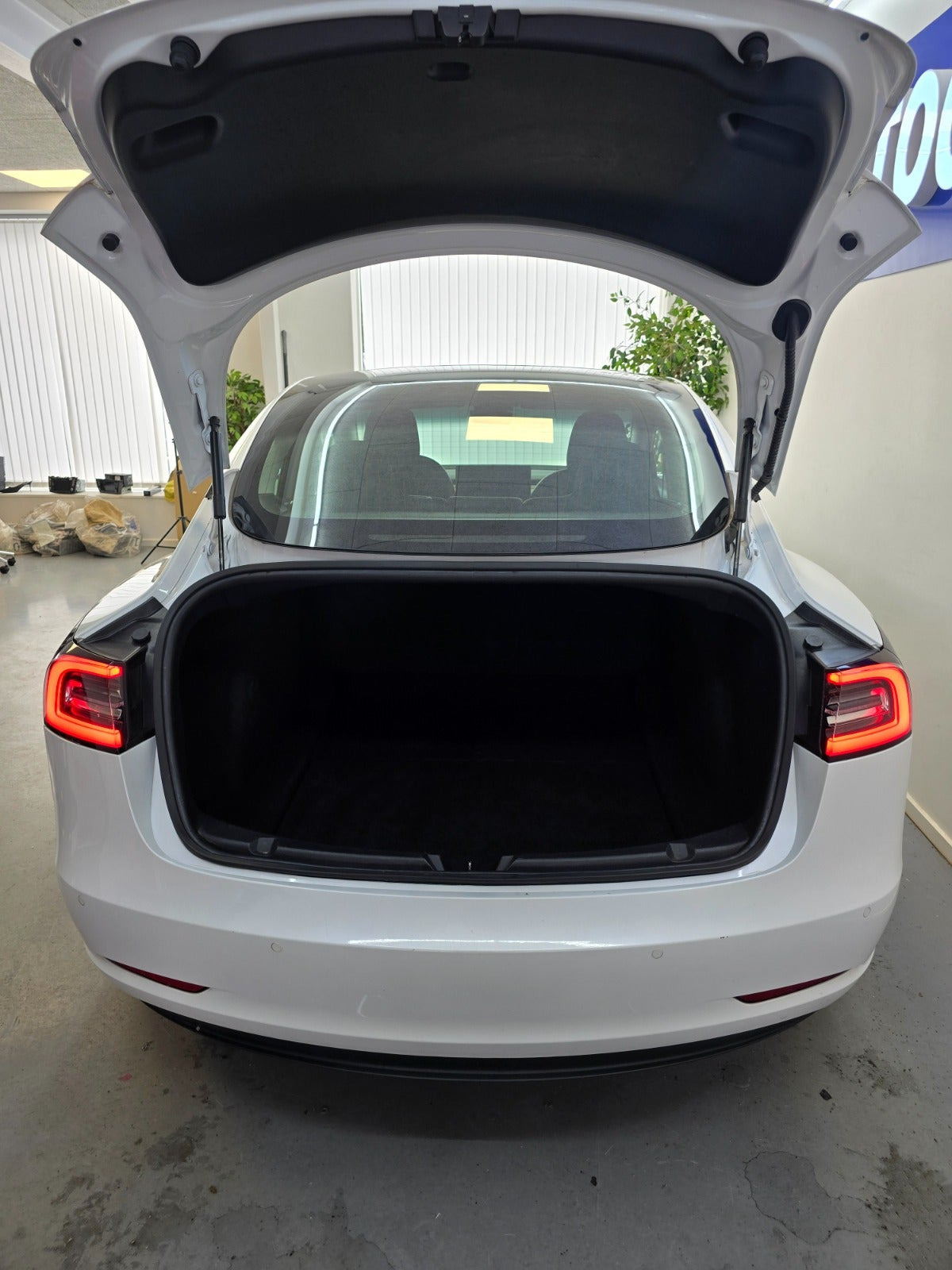 Hvid Tesla Model 3 fra 2019