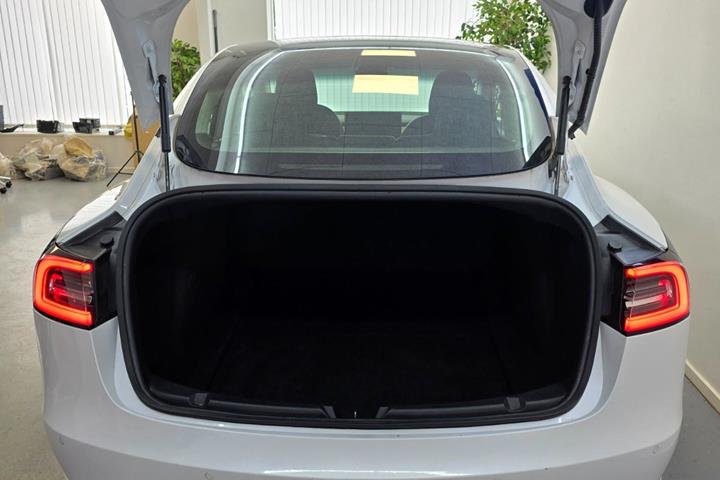 Hvid Tesla Model 3 fra 2019