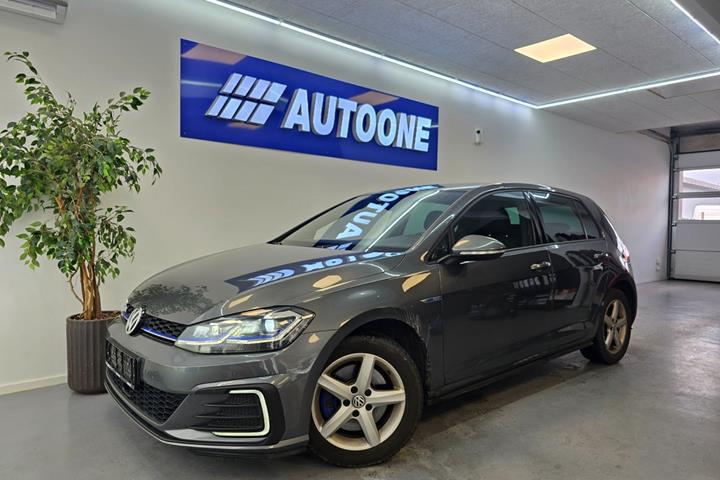 Grå VW Golf VII fra 2020