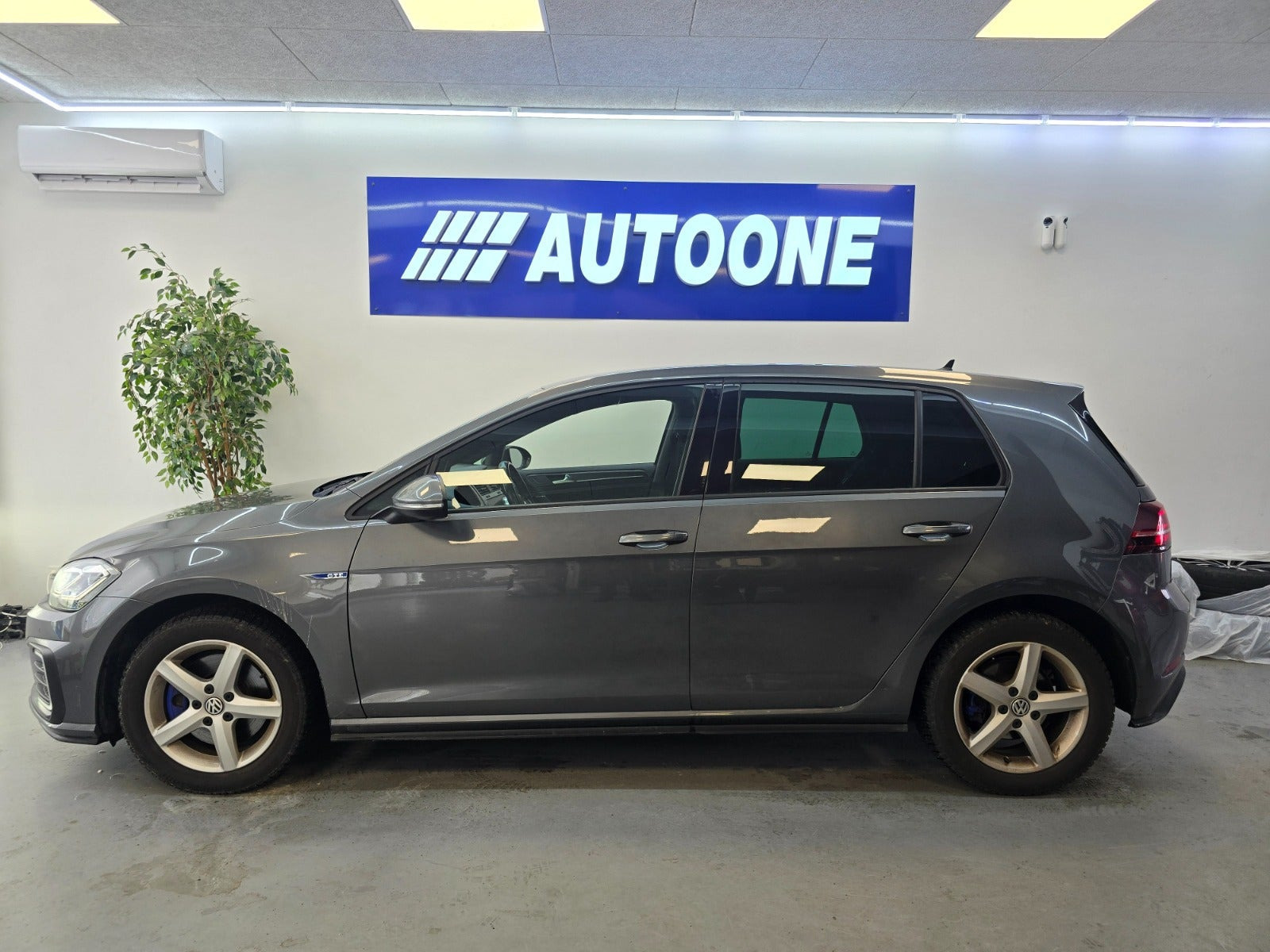 Grå VW Golf VII fra 2020