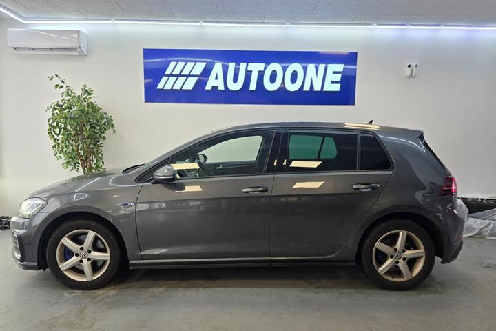 Grå VW Golf VII fra 2020