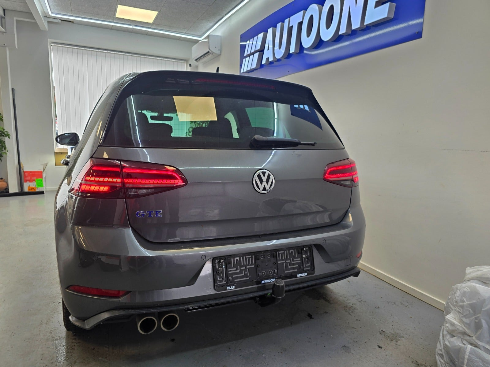 Grå VW Golf VII fra 2020