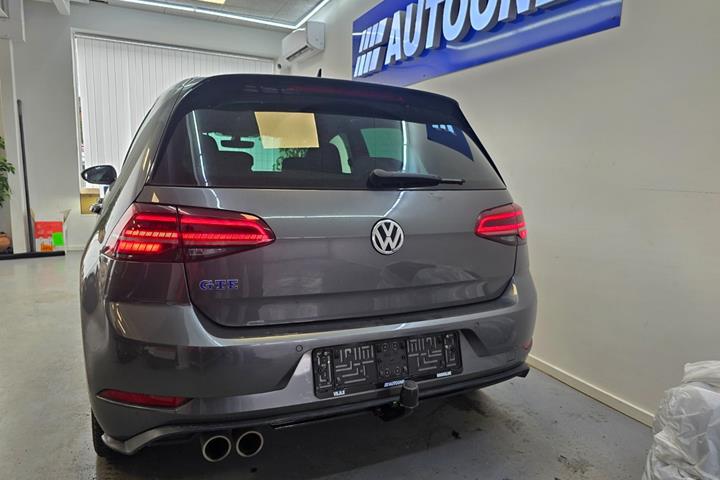 Grå VW Golf VII fra 2020