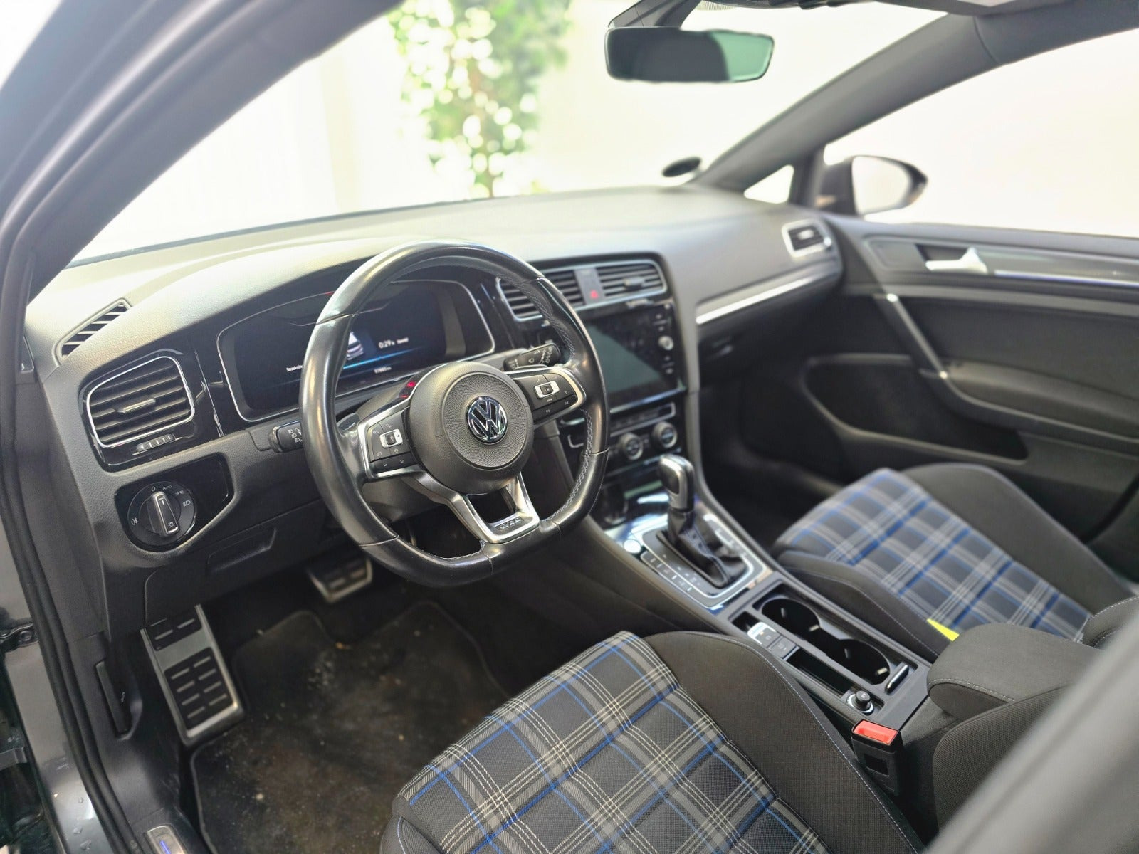 Grå VW Golf VII fra 2020