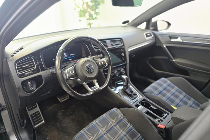 Grå VW Golf VII fra 2020