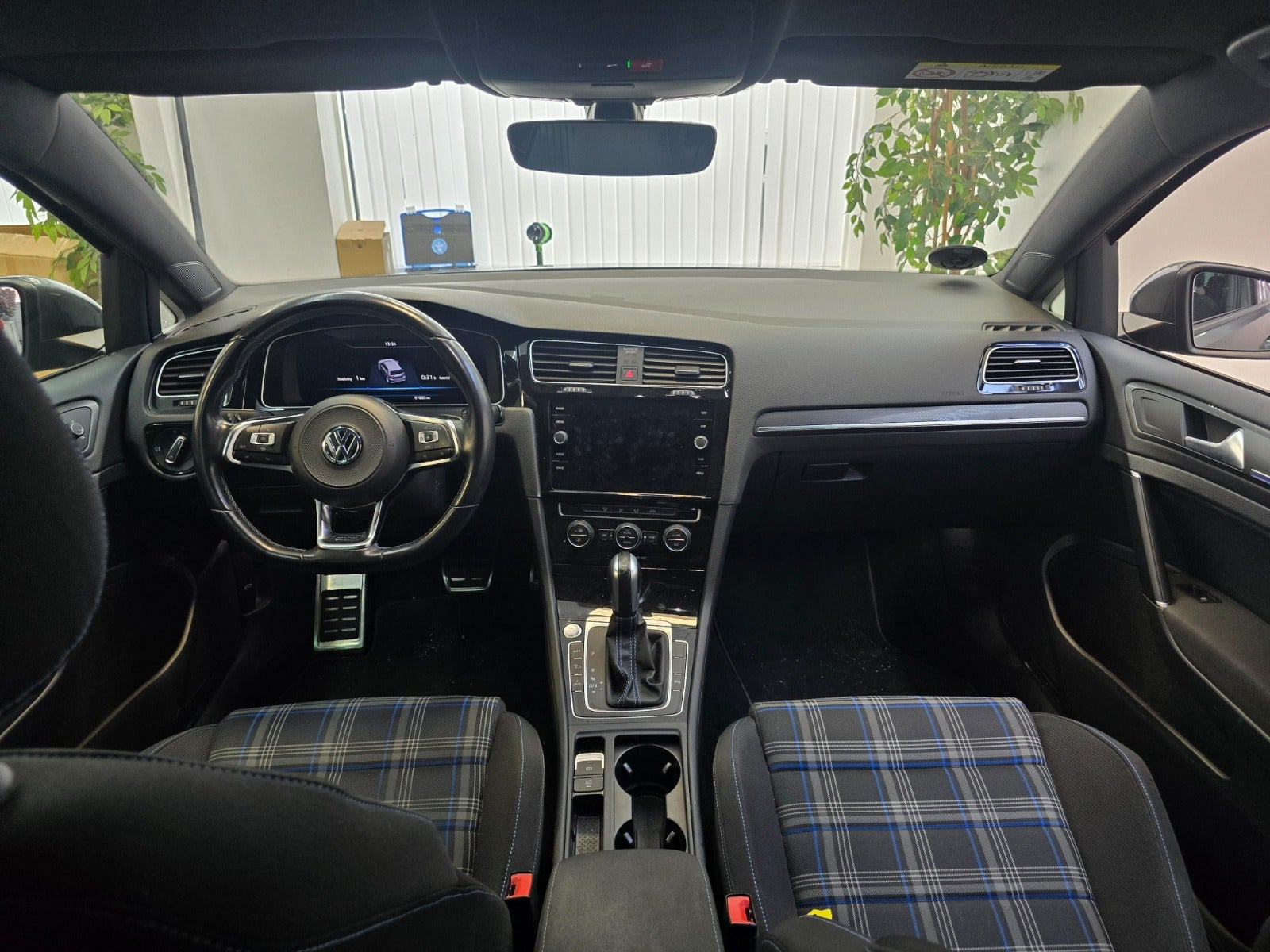 Grå VW Golf VII fra 2020