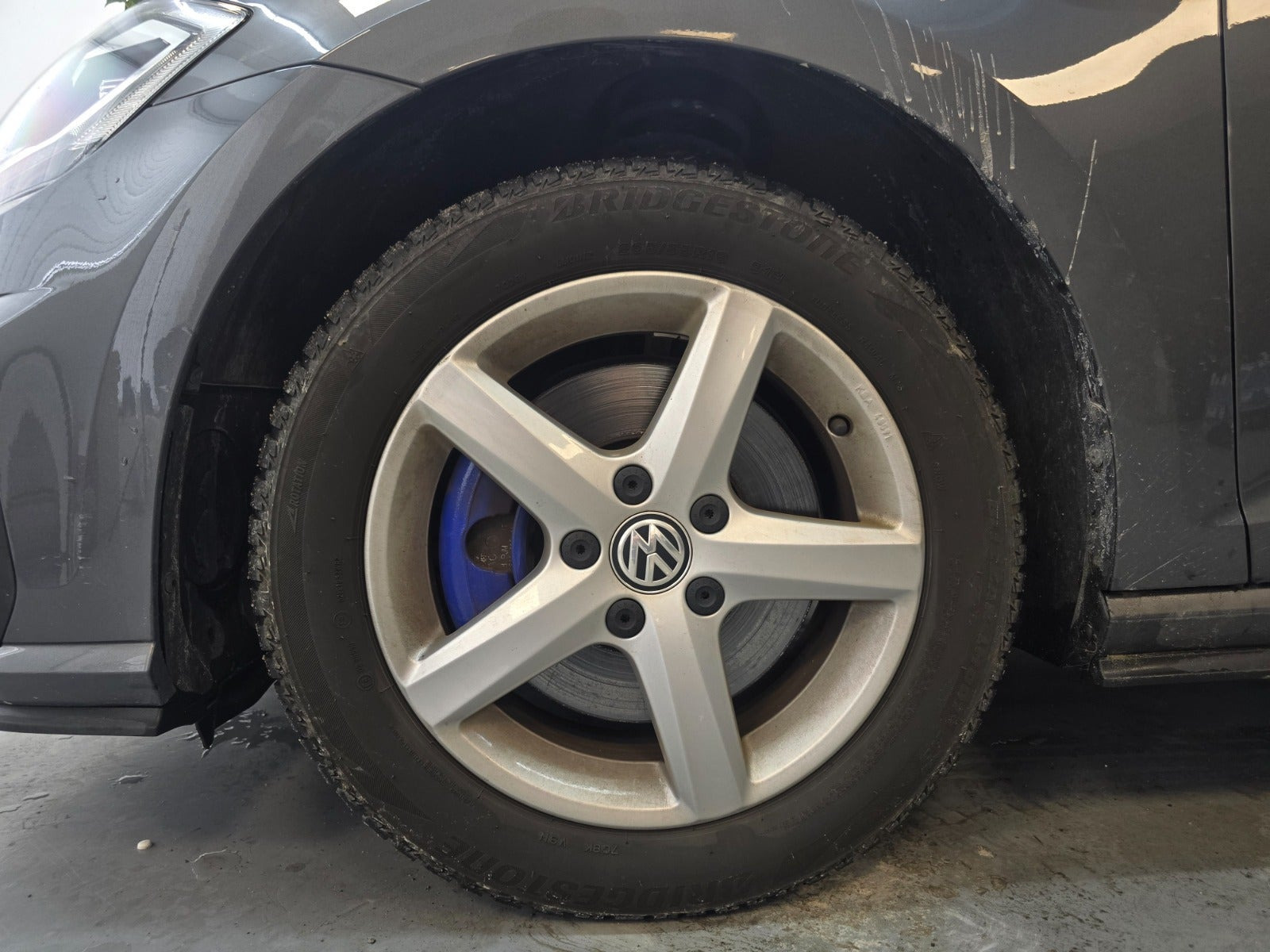 Grå VW Golf VII fra 2020