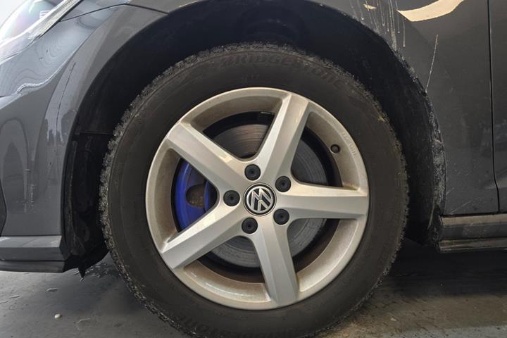 Grå VW Golf VII fra 2020