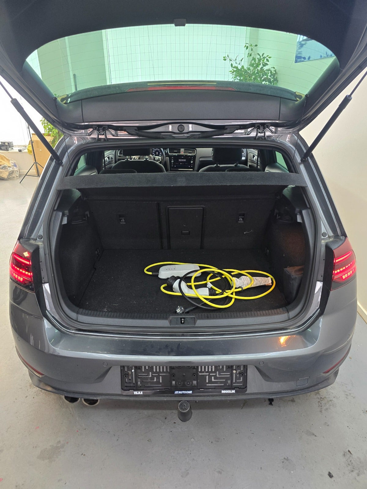 Grå VW Golf VII fra 2020