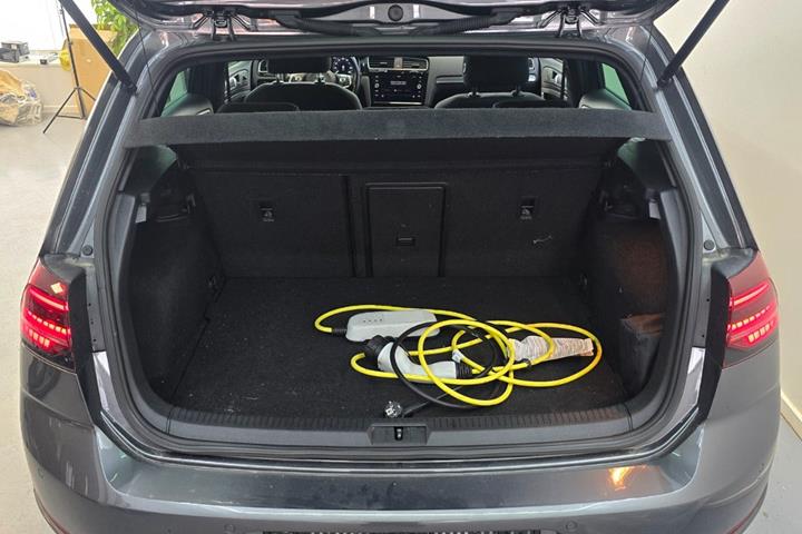 Grå VW Golf VII fra 2020
