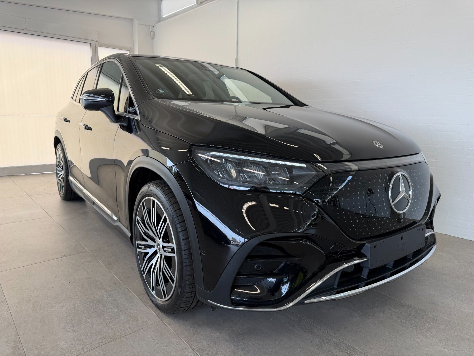 Sort Mercedes EQE350 SUV fra 2024